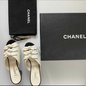 Chanel - 18A - lambskin - mules - NEW ❄️